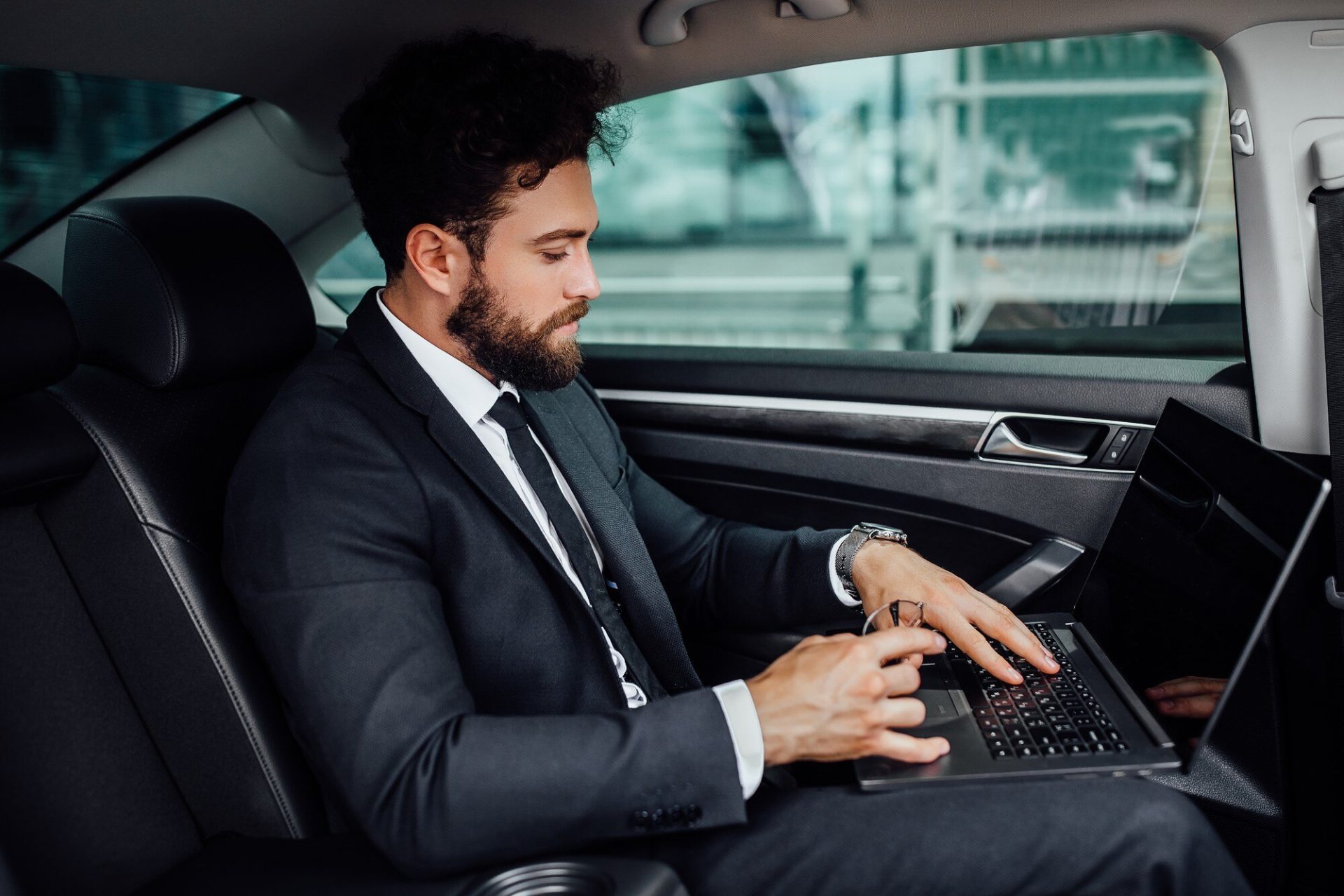 Pre-Booked Minicab vs Uber: Which Is Better for London Airport Runs?